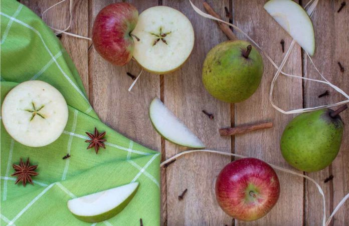 apples and pears cut-fruit-pubdomain-Martin Bargl