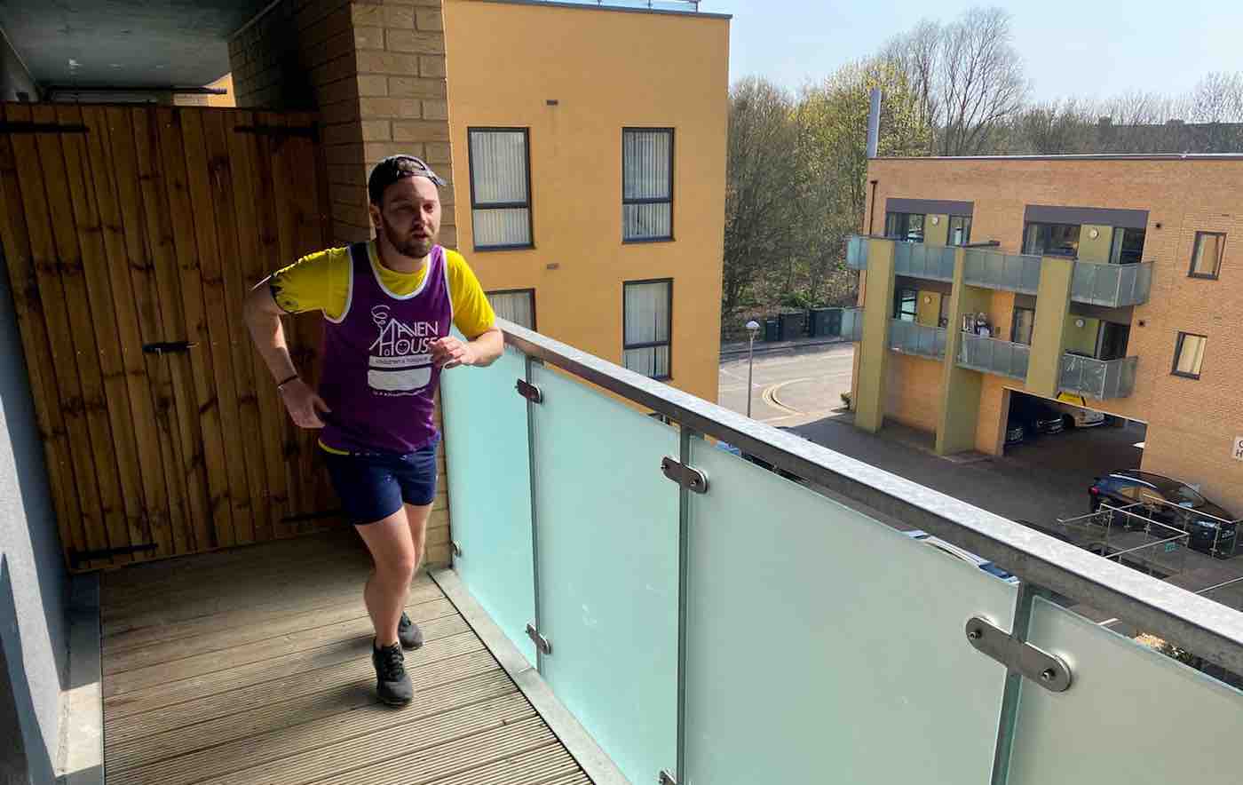 Pria dengan Teguh Menyelesaikan Half-Marathon di Balkonnya untuk Amal Setelah Penutupan COVID-19