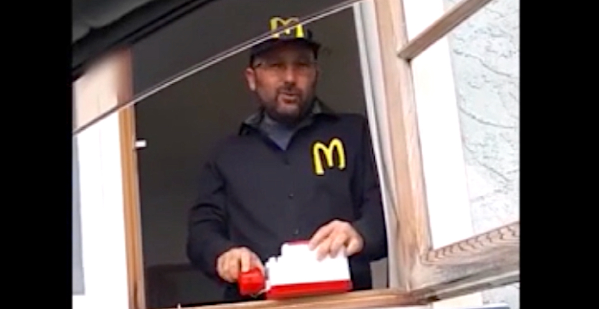 Parents Recreate Mcdonald S Drive Thru In Lockdown To Give 2 Year Old Her Favorite Birthday Treat Watch