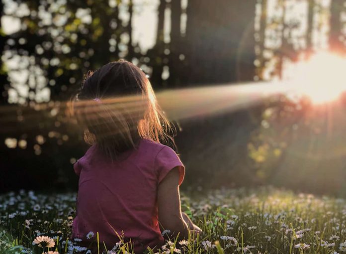 girl in daisy field with sun rays light bliss-pubdomain-Melissa Askew