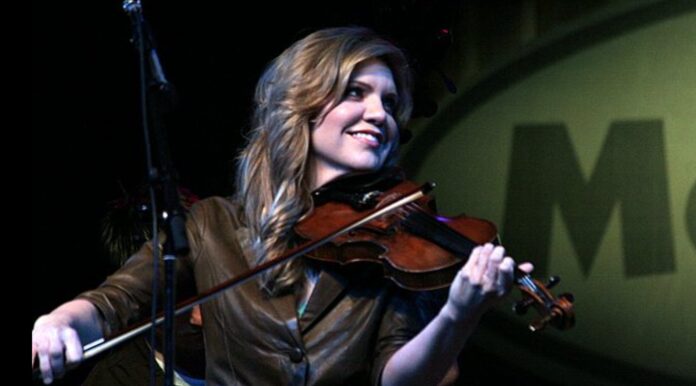 Alison Krauss on fiddle in 2007 Public Domain