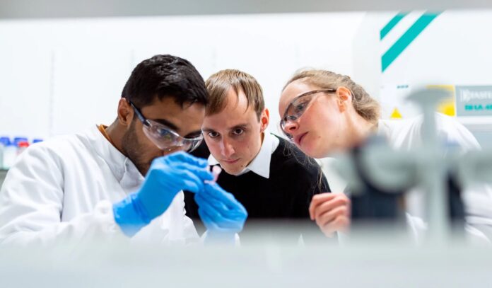 scientists research lab testing-pubdomain-ThisisEngineering RAEng