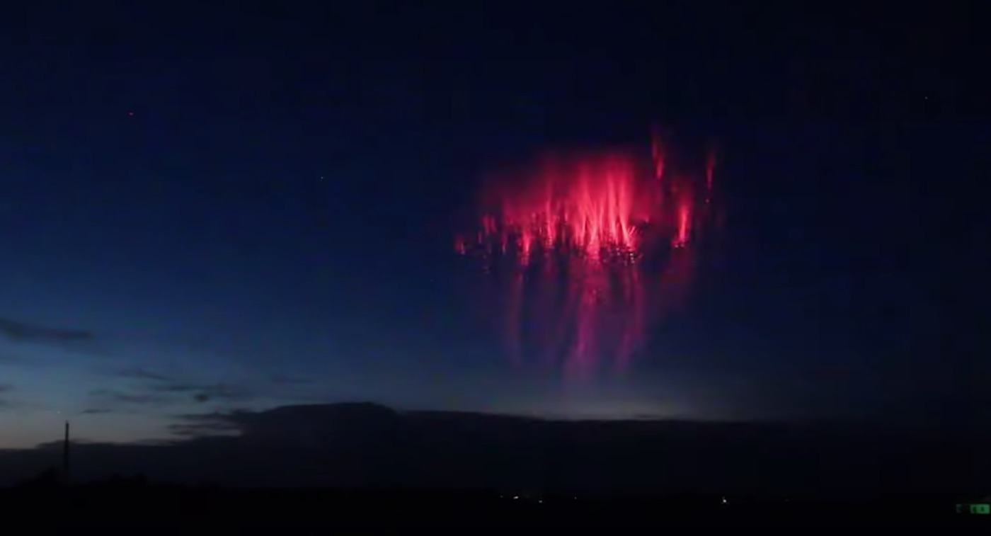 Watch An Astrophotographer Capture 'Giant Red Jellyfish Sprites' on  Colorado Mountain