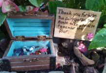 La abuela y su Nieta Deleitan a la Comunidad con Encantadores Recorridos por las Casas de las Hadas