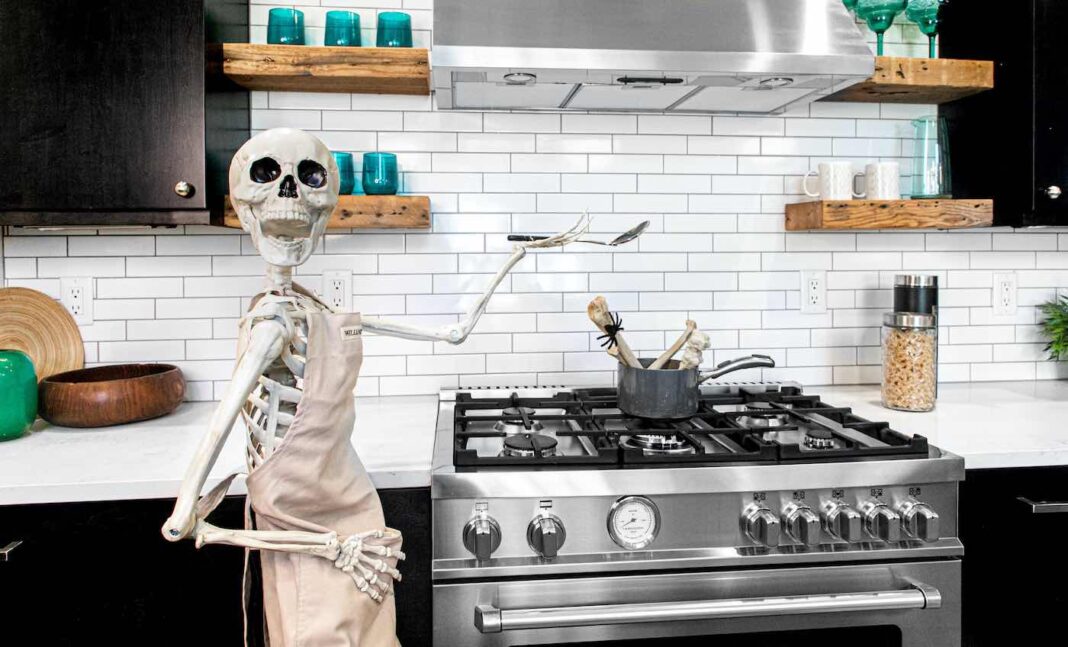 Real Estate Agent Uses Hilariously Posed 12Foot Skeletons to Fill Her