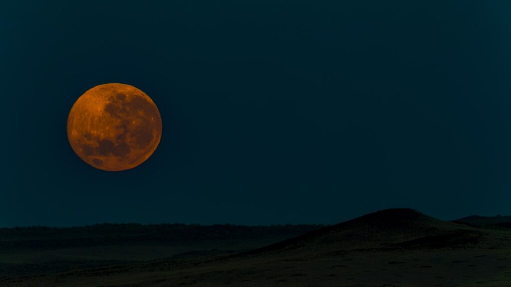 A 'Beaver Full Moon' With Lunar Eclipse Happened This Morning—And Folks Took Some Stunning Photos - Good News Network