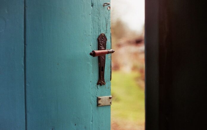 farm house door lock open freedom hope-pubdomain-Jan Tinneberg