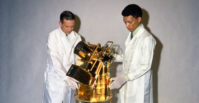 George Carruthers Black scientist-U.S. NAVAL RESEARCH LABORATORY