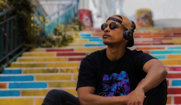 black youth listening to headphones-pubdomain-Jusdevoyage