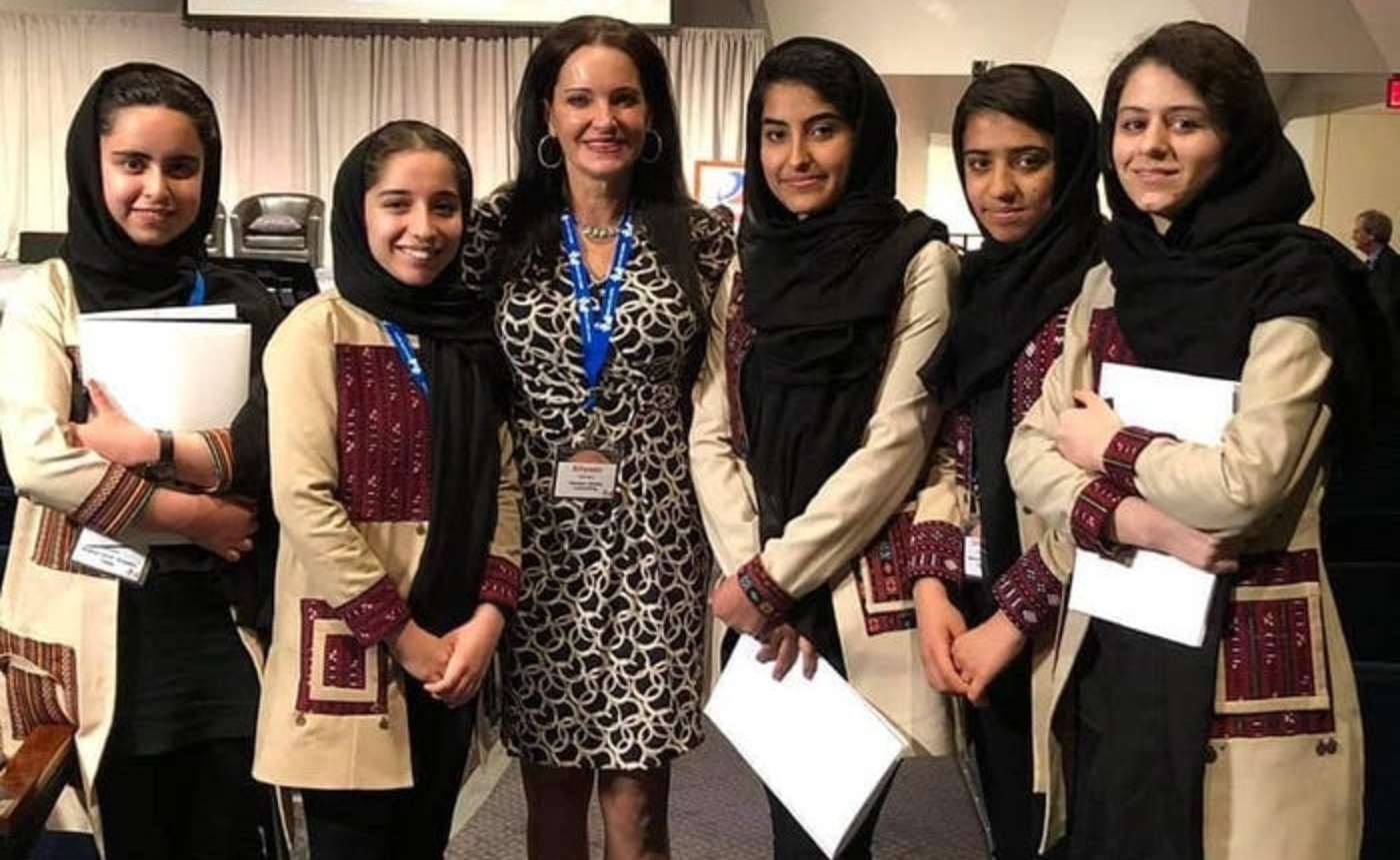 Tim Robotika All-Girls Afghanistan Menawarkan Beasiswa Perguruan Tinggi, Kata Ibu Oklahoma Yang Membantu Mereka Melarikan Diri dari Taliban