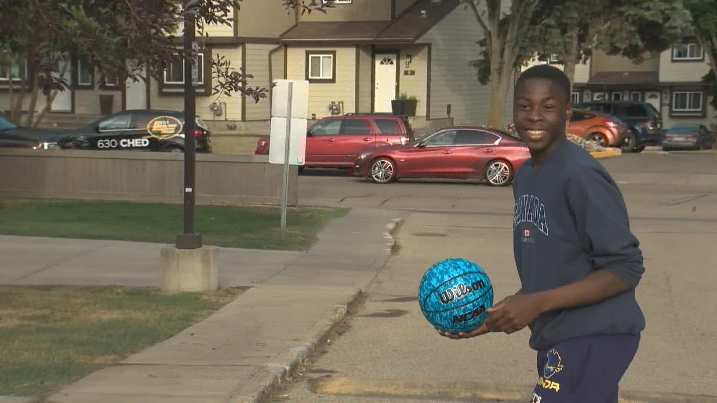 Tetangga Pikir Remaja Menelepon Polisi Setelah Dia Bermain Bola Basket Bising -Tonton Kejutan Manis yang Dia Dapatkan