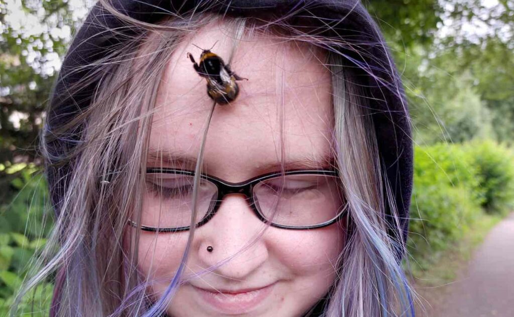 Teen Rescues Bumblebee And Now it Won't Leave Her Side –Even Sleeping in a  Jar by Her Bed