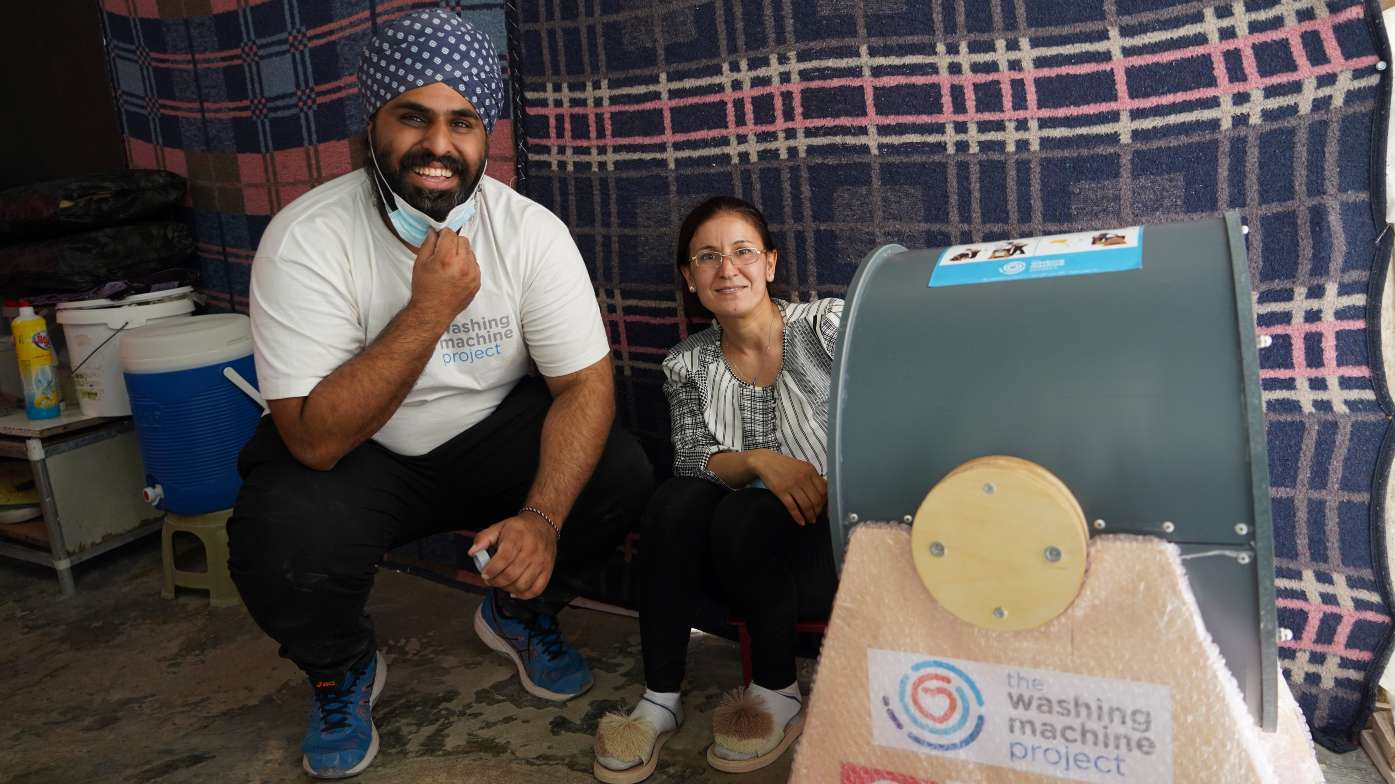 Penemu Mesin Cuci Hand-Cranked Mendistribusikan Perangkat Murah ke Pengungsi