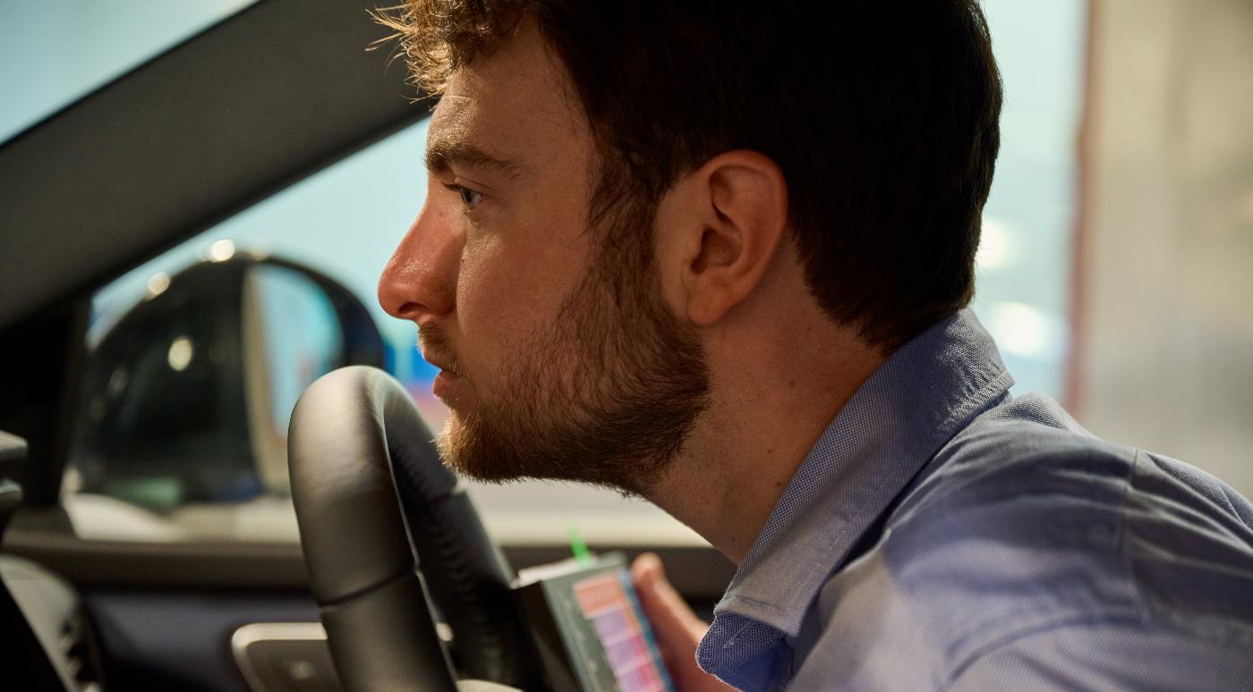 Pekerja Nissan Dengan ‘Enhanced Senses’ Ini Memiliki Pekerjaan untuk Memastikan ‘Bau Mobil Baru’ Yang Sempurna