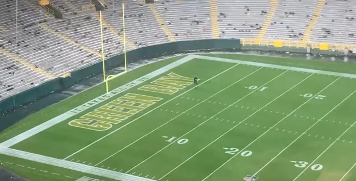 Packers NFL Trainer Mencari Lapangan Sepak Bola Hingga Pukul 02.00 untuk Menemukan Kalung Pemain Berisi Abu Ayahnya