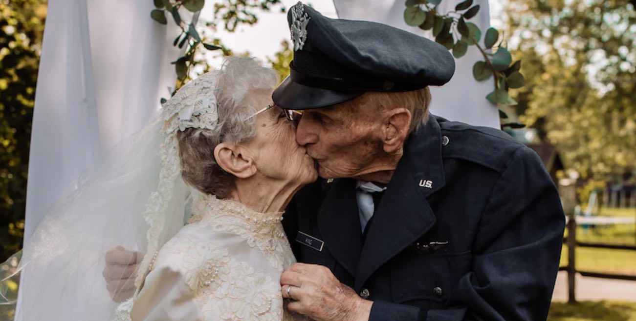 Di HUT ke-77, Pasangan Idaho Akhirnya Dapat Memotret Pernikahan Mereka