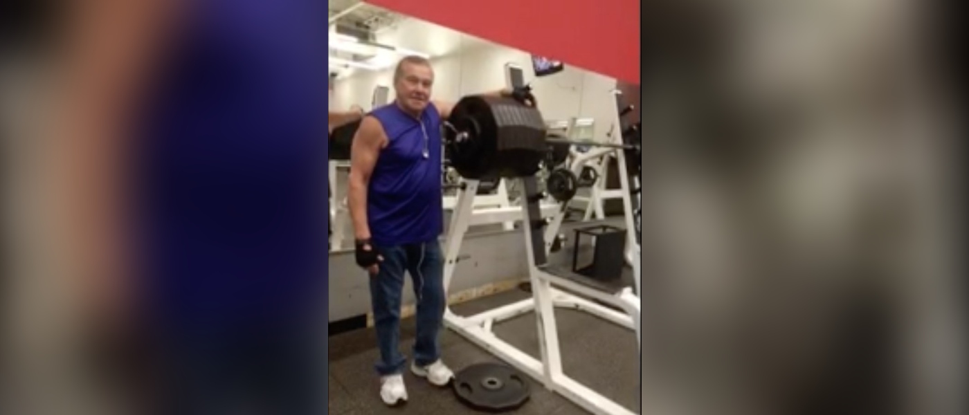 Powerlifter Berusia 80 Tahun Terus Mengangkat 700 Pound dan Menginspirasi Lansia untuk Berolahraga di Gym