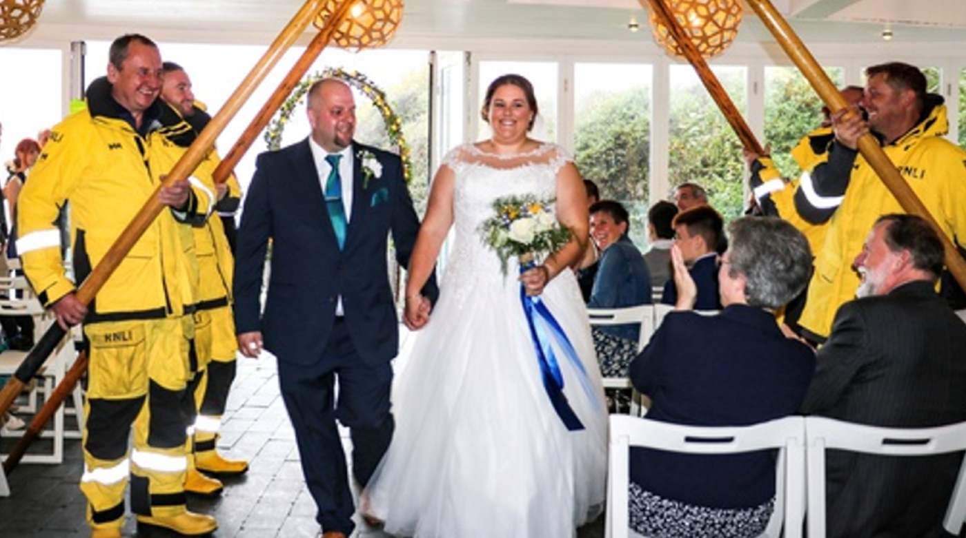 Relawan Sekoci Bergegas Dari Pernikahan Anggota Kru untuk Menyelamatkan Enam Orang dalam 7 Menit