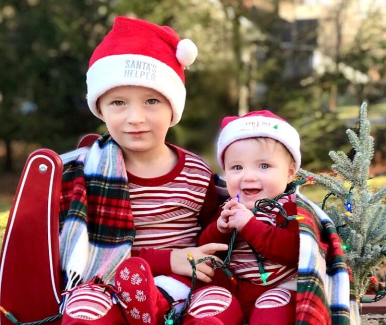 Retired Couple Recreates Their Friends' Christmas Card Photo Every Year(01)