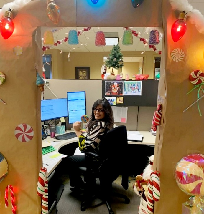Minneapolis Woman Transforms Her Cubicle Into a Christmas Log