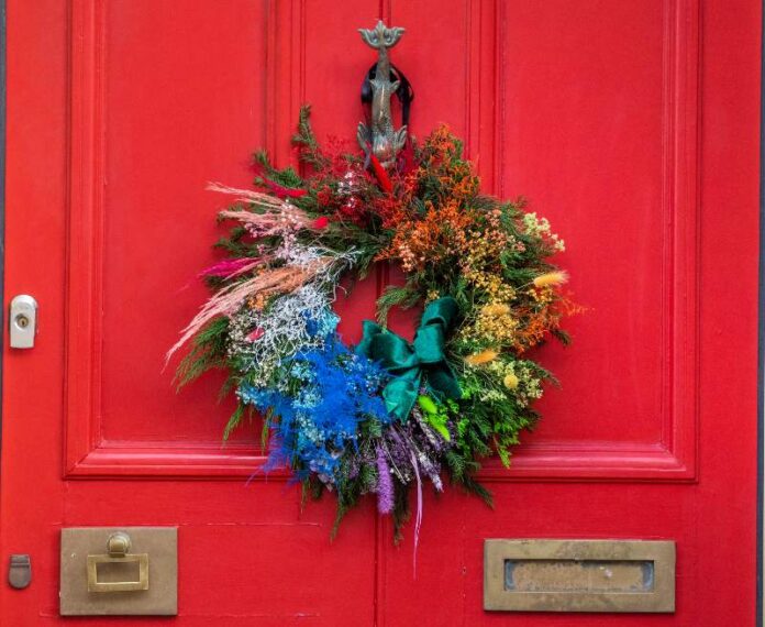 See Beautiful Display of Christmas Wreaths on These Colorful Homes