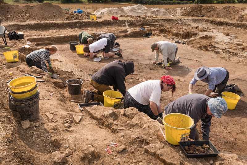 Mosaik dan Vila Romawi Luar Biasa Ditemukan di Bawah Ladang Petani Inggris