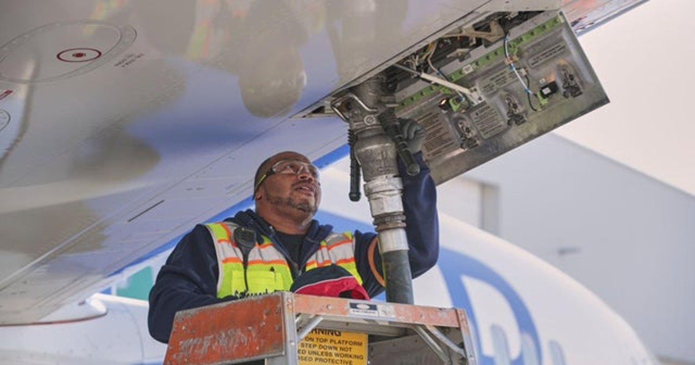 Jet Diterbangkan oleh United Airlines Sepenuhnya Didukung oleh 100% Bahan Bakar Berbasis Tanaman dari Limbah Batang Jagung