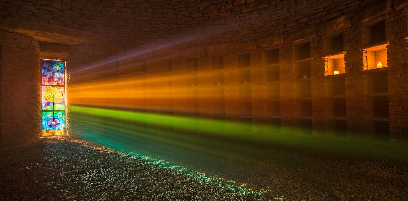 Sinar Matahari Solstice Melalui Jendela Kaca Patri dari Ruang Pemakaman Neolitikum Menciptakan Awan Pelangi yang Mempesona