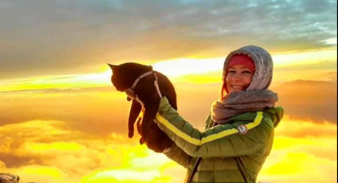 Kantung Khusus Buatan Tangan Wanita untuk Kucingnya Untuk Membawanya Berkeliling Italia