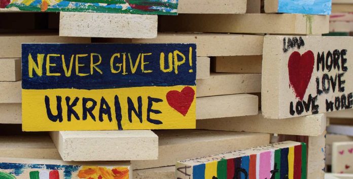 Never Give Up Ukraine sign heart-pubdomain Yura Khomitskyi