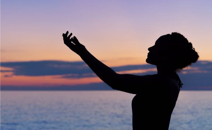 woman silouette hope blessing hands raised worship hope-pubdomain William Farlow
