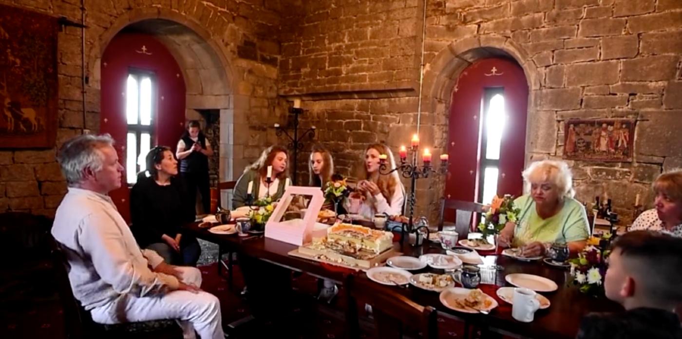 Pengungsi Ukraina Pindah ke Kastil Irlandia Abad Pertengahan Milik Orang Samaria yang Baik Hati