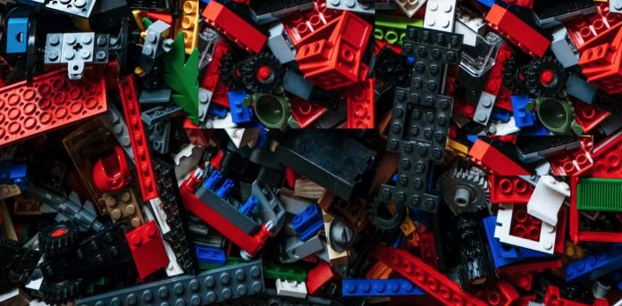 pile of messy LEGOs toys chaos-pubdomain Markus Spiske