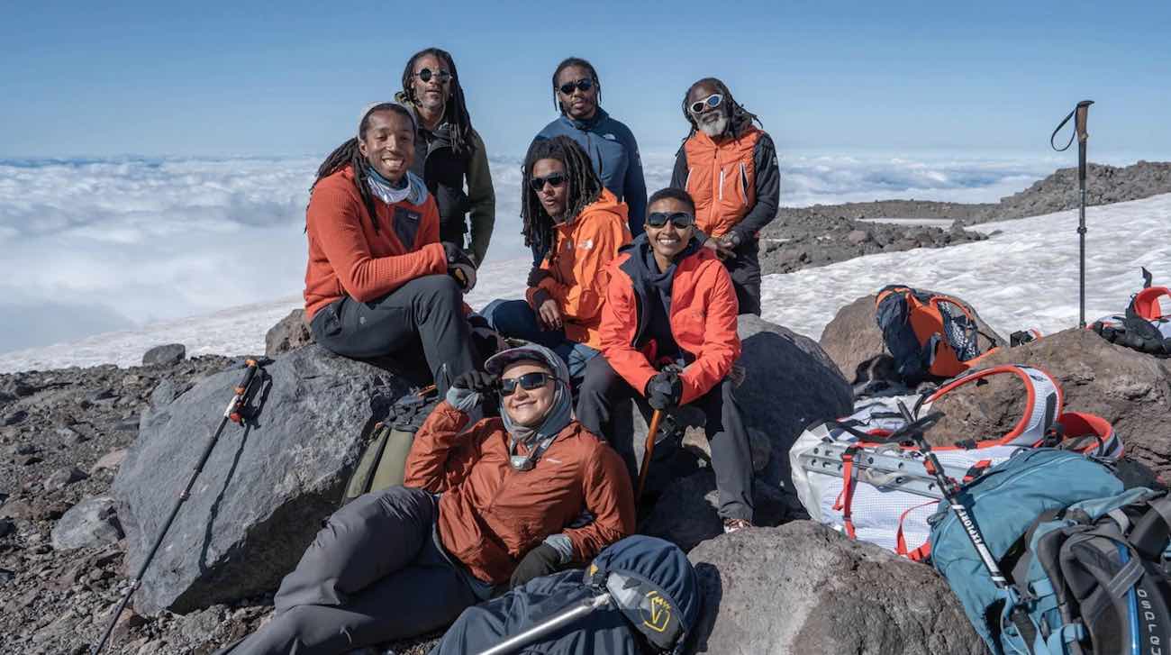 Tim All-Black Climbing Membuat Sejarah Mencapai Puncak Everest, Menginspirasi Petualang Beragam