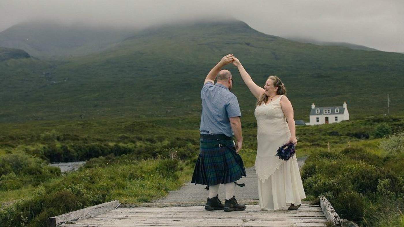 Penduduk Kepulauan Skotlandia Menyelamatkan Pernikahan Pasangan Di seberang Laut Setelah Bandara Nightmare Saga Kehilangan Bagasi Mereka