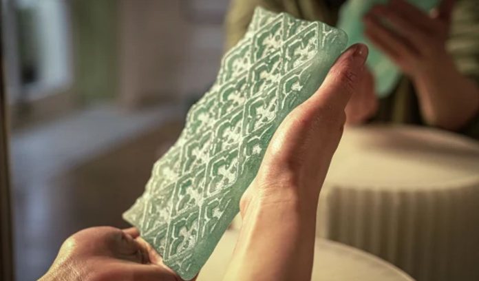 bureau de change mussel glass released