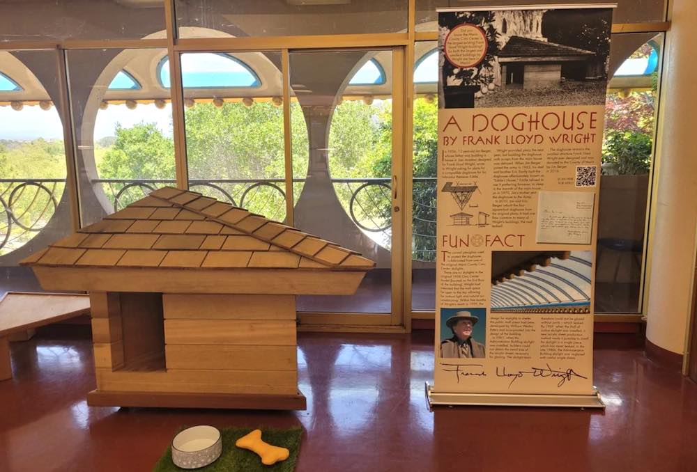 El niño le pidió a Frank Lloyd Wright que le diseñara una caseta de perro y lo hizo.