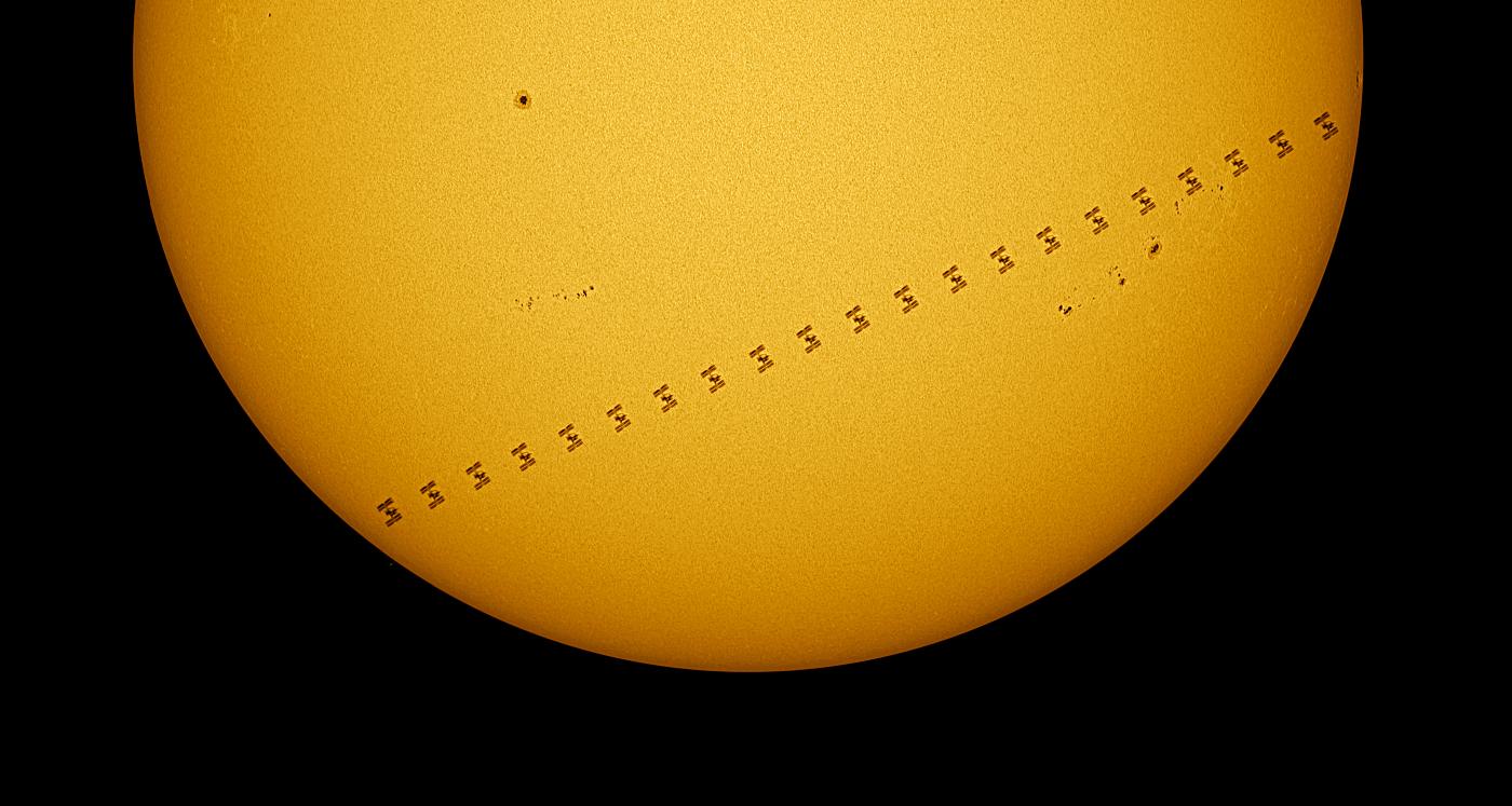 Gambar Indah Stasiun Luar Angkasa Internasional yang Lewat di Depan Matahari Diabadikan Dalam Waktu Kurang dari Sedetik