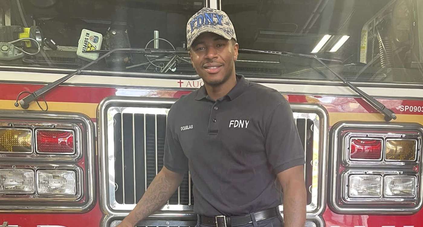 Petugas Pemadam Kebakaran yang Tidak Bertugas Menyelamatkan Seorang Balita Dari Gedung yang Terbakar Setelah Asap Menjadi Terlalu Banyak