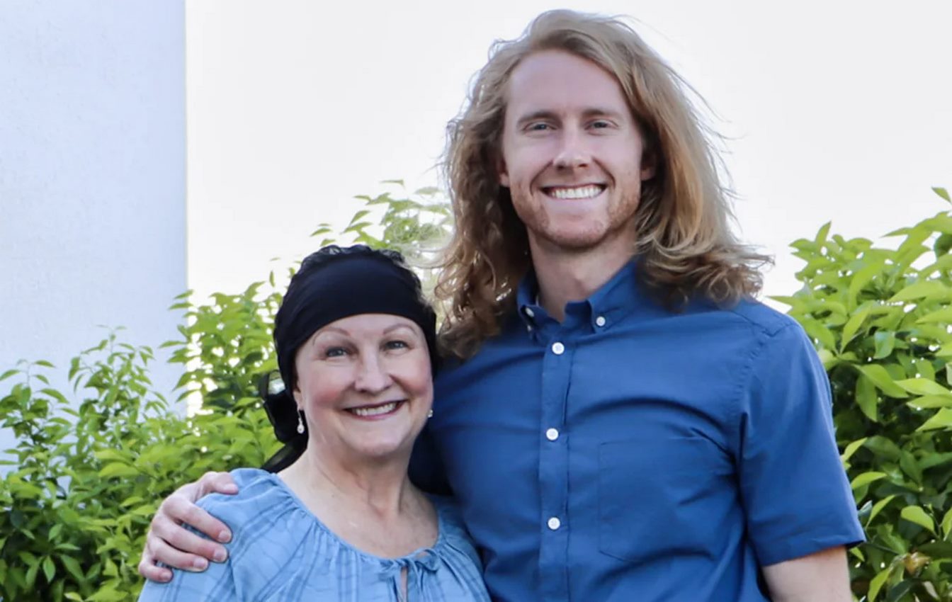 Dia Kehilangan Rambutnya Berjuang melawan Tumor Otak.  Putranya Menumbuhkan Rambutnya untuk Menjadikannya Wig