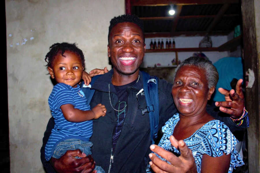 Pria Berusia 22 Tahun Menemukan Bayi yang Ditinggalkan di Tong Sampah di Haiti dan Memutuskan Menjadi Ayahnya