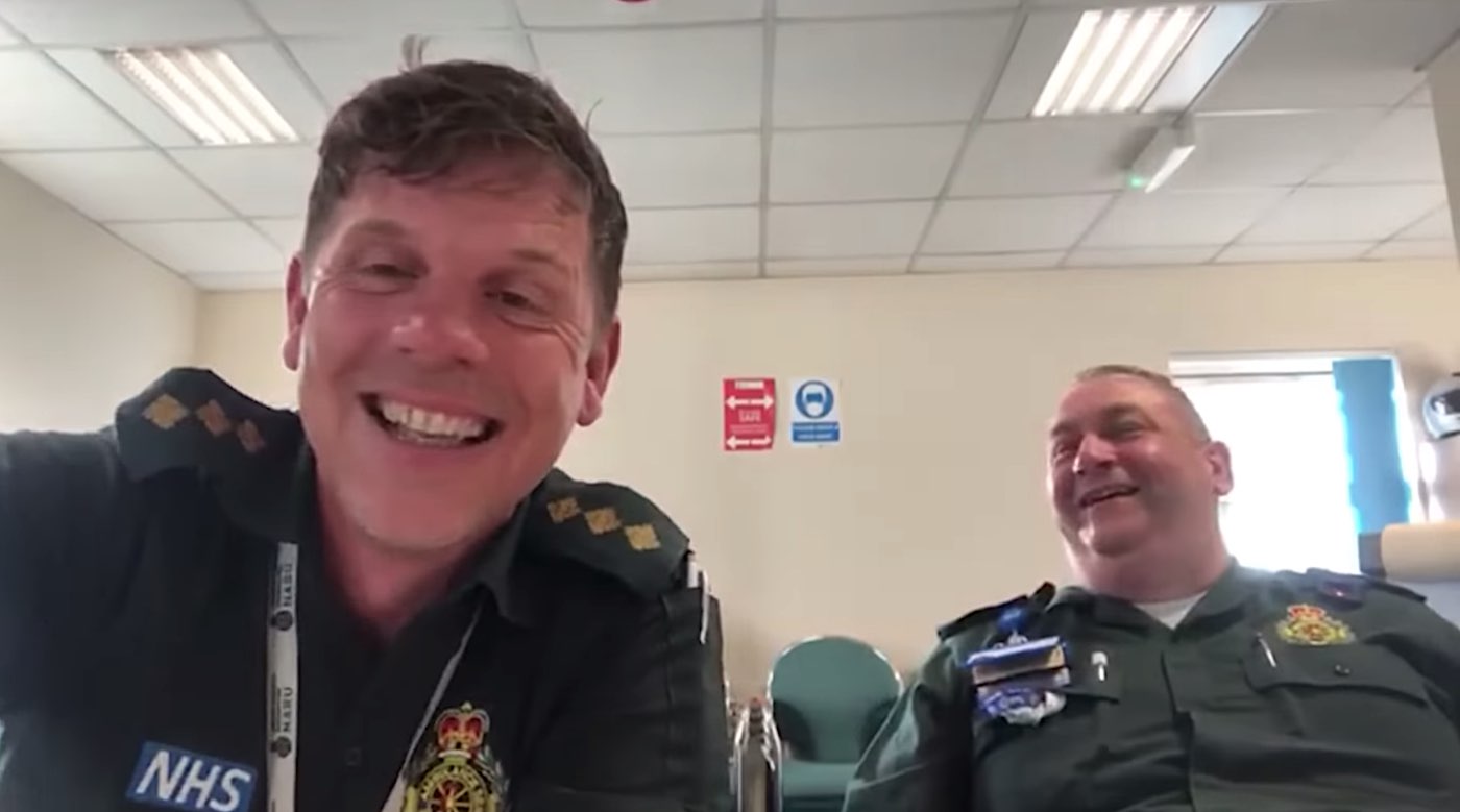 Dua Paramedis Tak Bisa Berhenti Tertawa Saat Merekam Video Hari Paramedis Yang Viral – WATCH