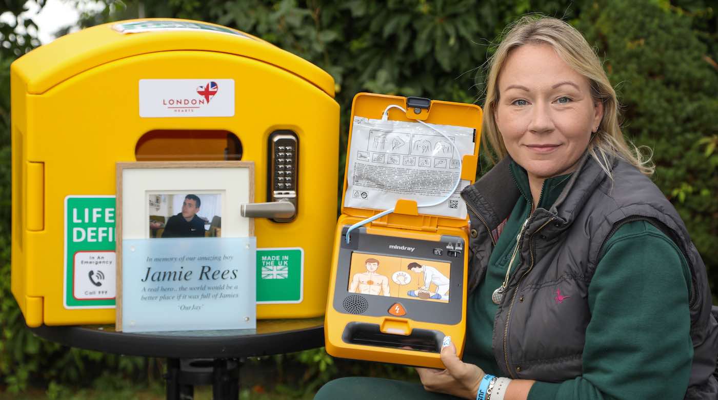 Ibu Memasang 20 Defibrillator Di Sekitar Kota Setelah Dia Kehilangan Putra Remaja karena Serangan Jantung