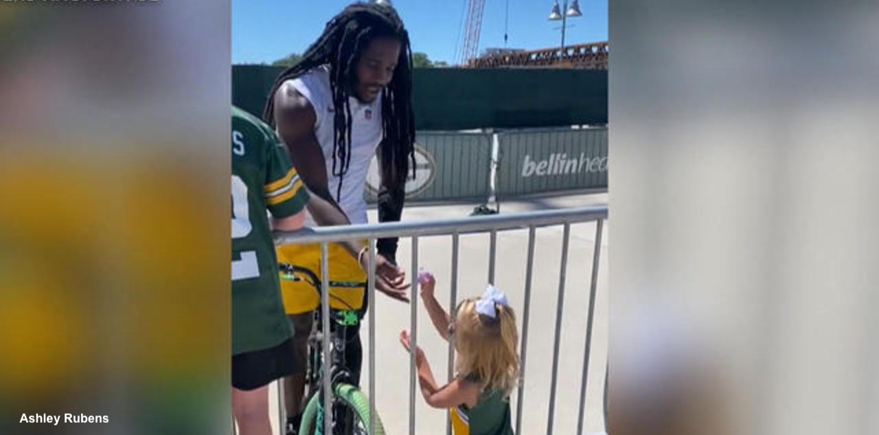 Bintang Sepak Bola Green Bay Packers Bergabung dengan Pesta Teh Impromptu dari Penggemar Muda di Sampingan