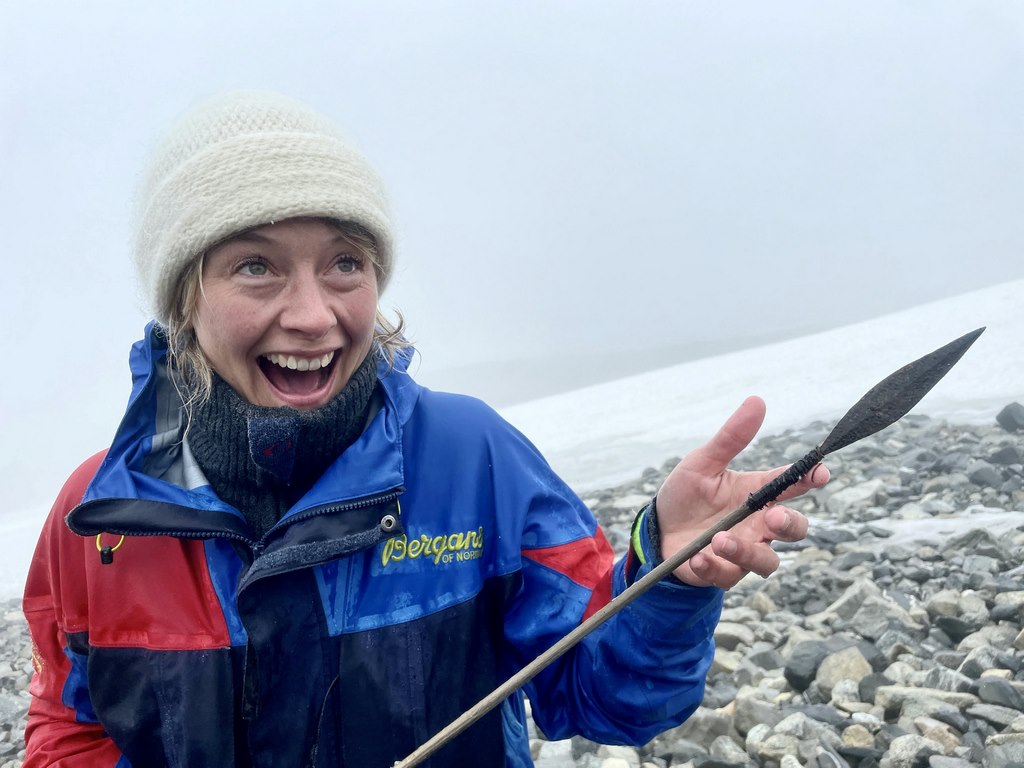 Para Arkeolog Menemukan Panah Berumur 1.500 Tahun yang Terawetkan dengan Sempurna di Dalam Gletser