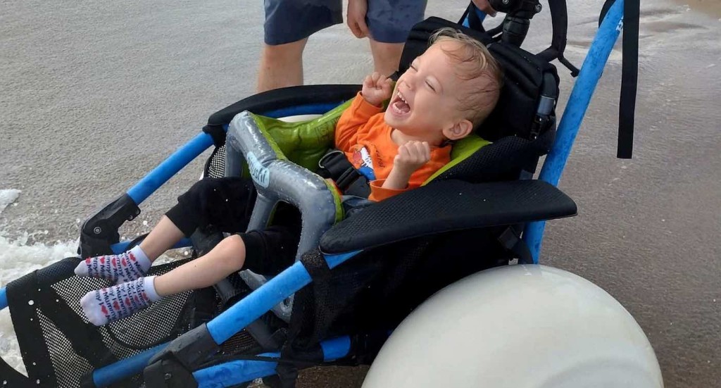 Mamá se emocionó hasta las lágrimas cuando su hijo discapacitado finalmente puede jugar en el mar gracias a la silla de ruedas de la playa – MIRA