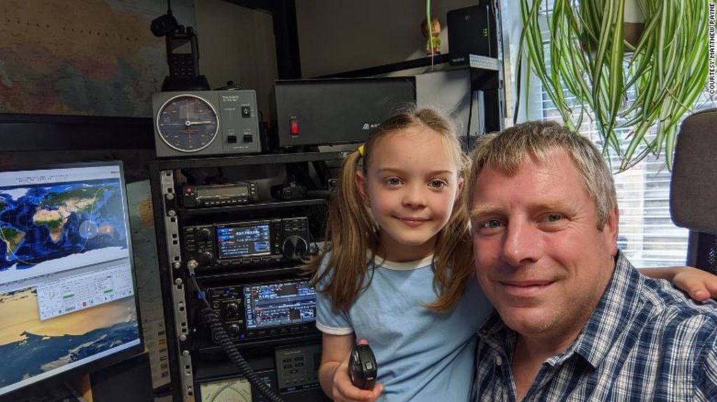Gadis 8 Tahun Dapat Mengobrol dengan Astronot yang Mengorbit Menggunakan Radio Ham Ayah