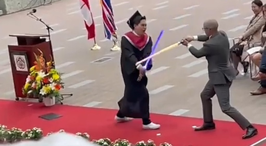 El estudiante Jedi introduce sables de luz en la graduación y desafía al director a Battle-WATCH