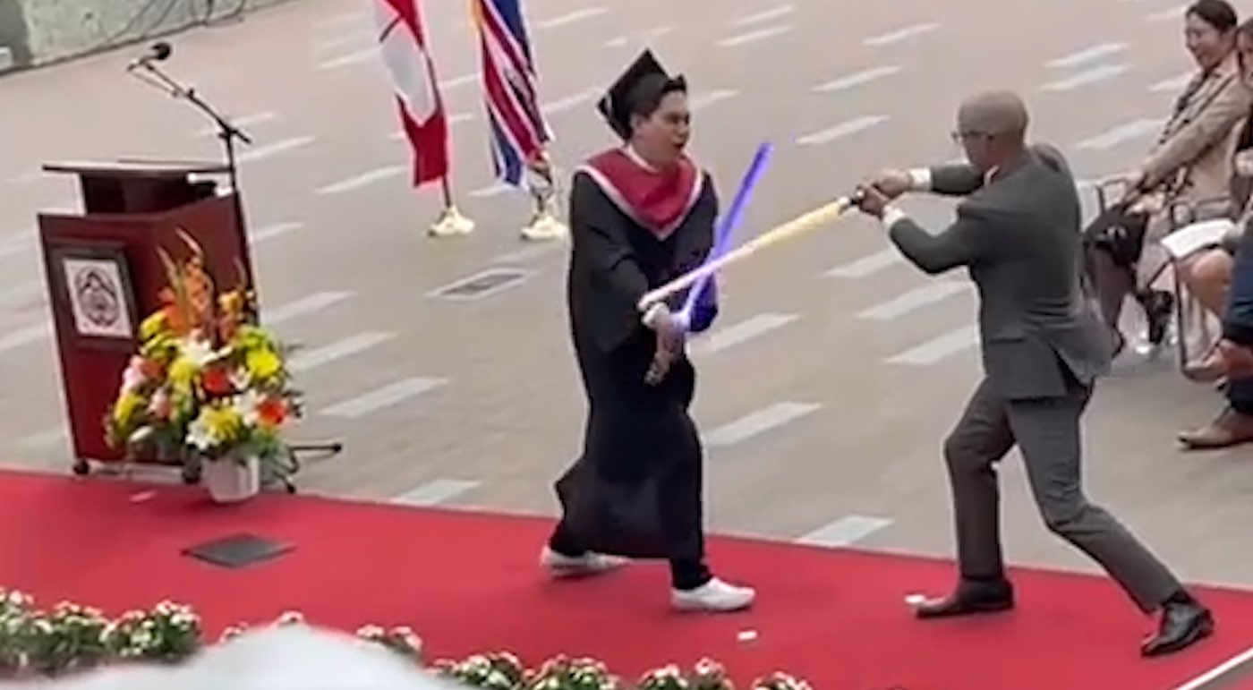 Siswa Jedi Menyelinap Lightsabers Ke Wisuda dan Menantang Kepala Sekolah untuk Bertarung–WATCH