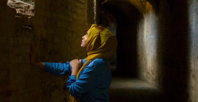 Muslim girl woman praying dreams future freedom light pubdomain Ifrah Akhter